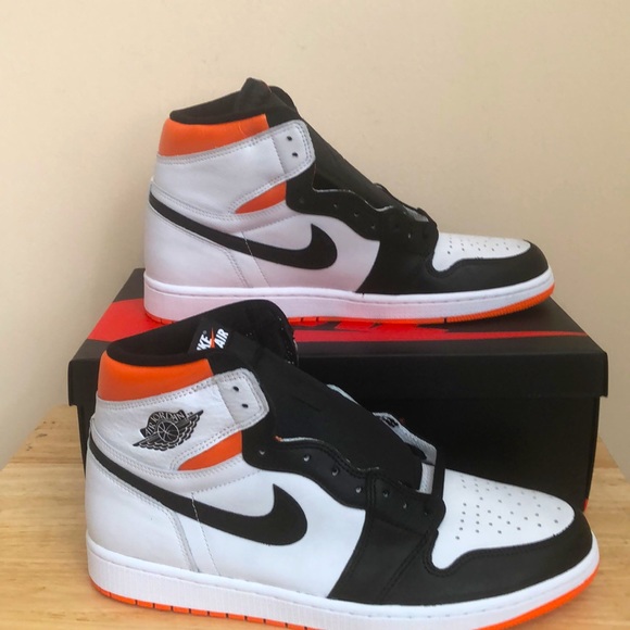 NIKE AIR JORDAN 1 RETRO HIGH OG SNEAKERS - Picture 8 of 12